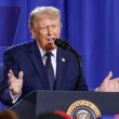 Trump dice que está dividido entre cerrar un acuerdo o atacar a Irán (EFE) Trump dice que está dividido entre cerrar un acuerdo o atacar a Irán (EFE)
