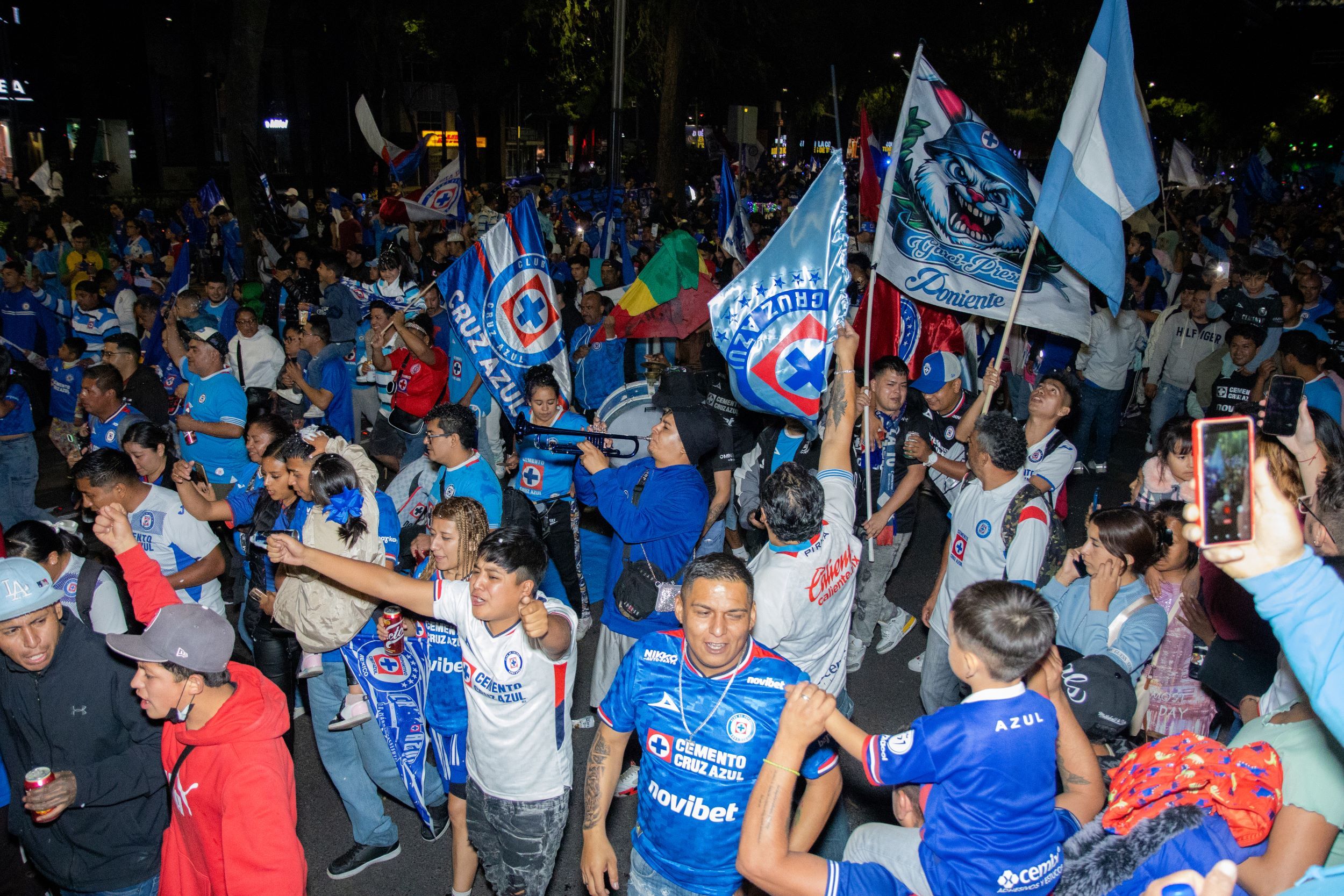 Los festejos se extendieron hasta la madrugada (Foto: Brandon Díaz)
