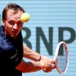 Medvedev vuelve a tropezar en París y cae en su debut en Roland Garros