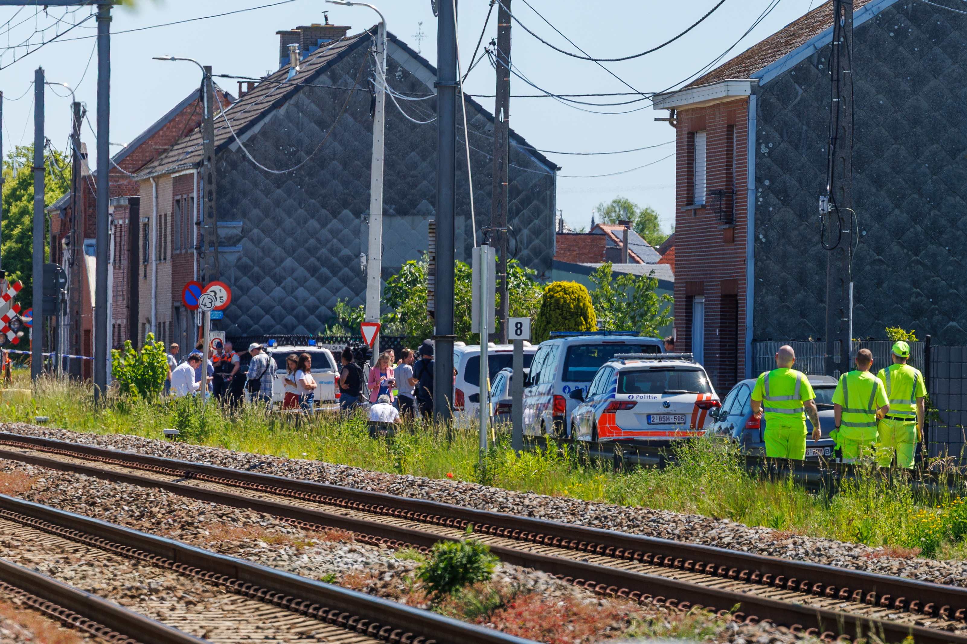 La policía y los servicios de emergencia trabajan en el lugar de una colisión entre un tren y un minibús escolar en un cruce ferroviario en Buggenhout, Bélgica. (EFE)