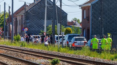 La policía y los servicios de emergencia trabajan en el lugar de una colisión entre un tren y un minibús escolar en un cruce ferroviario en Buggenhout, Bélgica. (EFE)