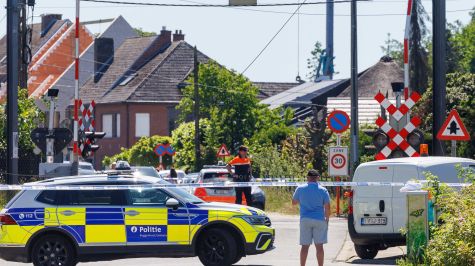 La policía y los servicios de emergencia trabajan en el lugar de una colisión entre un tren y un minibús escolar en un cruce ferroviario en Buggenhout, Bélgica. (EFE)