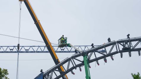 Trabajadores ensamblan secciones de un octágono de la UFC en el Jardín Sur de la Casa Blanca, en Washington D. C., Estados Unidos. Foto: EFE