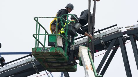 Trabajadores ensamblan secciones de un octágono de la UFC en el Jardín Sur de la Casa Blanca, en Washington D. C., Estados Unidos. Foto: EFE
