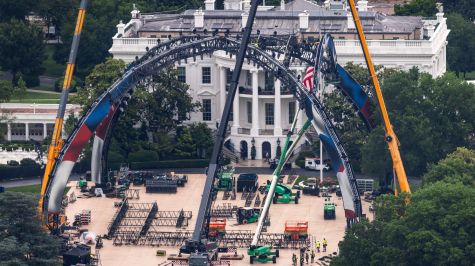 Trabajadores ensamblan secciones de un octágono de la UFC en el Jardín Sur de la Casa Blanca, en Washington D. C., Estados Unidos. Foto: EFE