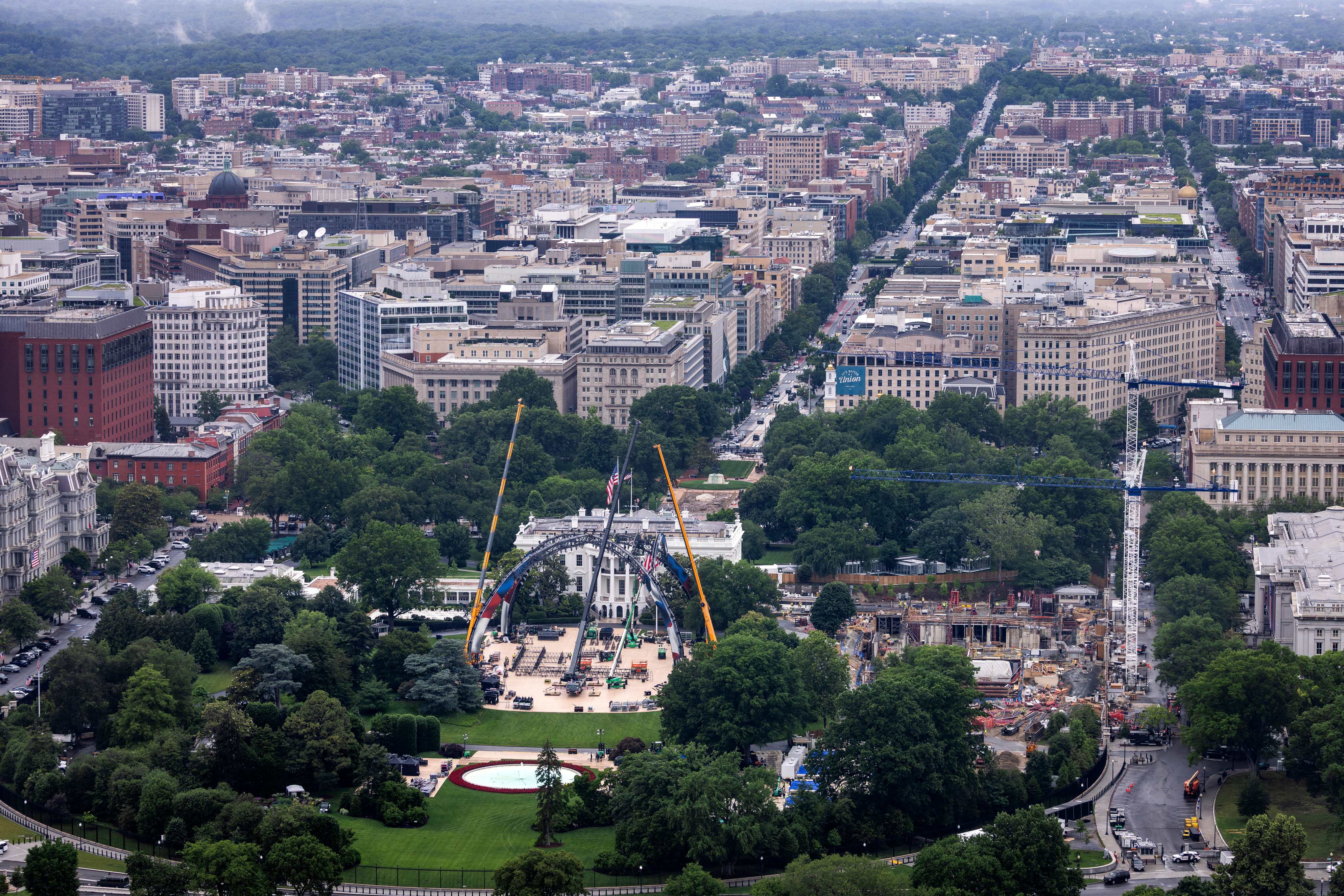 Trabajadores ensamblan secciones de un octágono de la UFC en el Jardín Sur de la Casa Blanca, en Washington D. C., Estados Unidos. Foto: EFE
