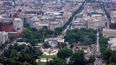 Trabajadores ensamblan secciones de un octágono de la UFC en el Jardín Sur de la Casa Blanca, en Washington D. C., Estados Unidos. Foto: EFE