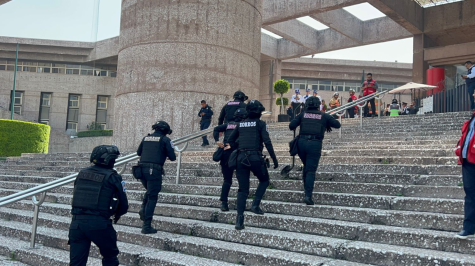 Servicios de emergencia y cuerpos de seguridad inspeccionan el Palacio de Justicia Federal tras una amenaza de bomba en San Lázaro. @RaulGtzNR
