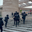 Servicios de emergencia y cuerpos de seguridad inspeccionan el Palacio de Justicia Federal tras una amenaza de bomba en San Lázaro. @RaulGtzNR