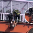 Bomberos y policías auxiliaron a una mujer que cayó a las vías de la Línea A del Metro. Bomberos y policías auxiliaron a una mujer que cayó a las vías de la Línea A del Metro.