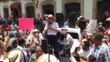 Simpatizantes del "Movimiento del Sombrero" intentaron irrumpir en el Congreso. Foto Especial
