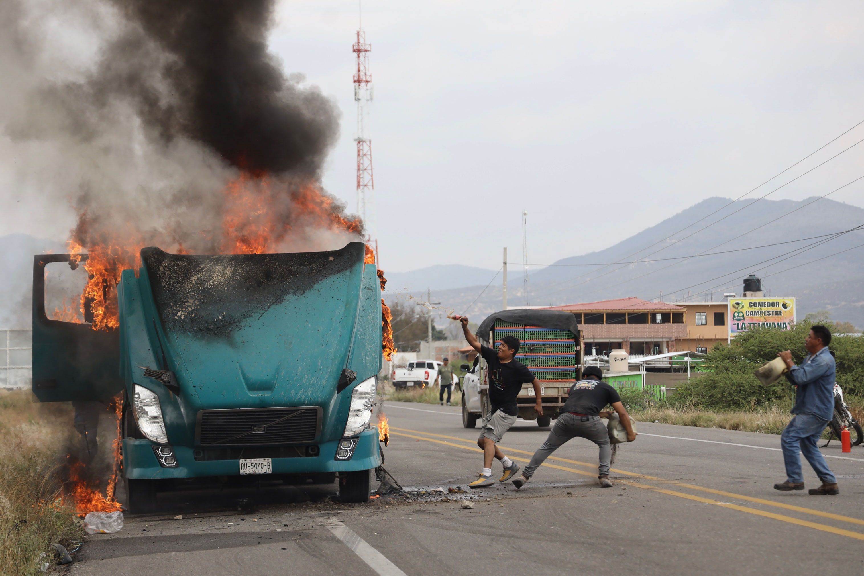 Al retirarse del bloqueo que mantenían sobre la carretera 190 en inmediaciones de la Villa de Mitla, profesores de la CNTE apedrearon e incendiaron un tráiler (Cuartoscuro)
