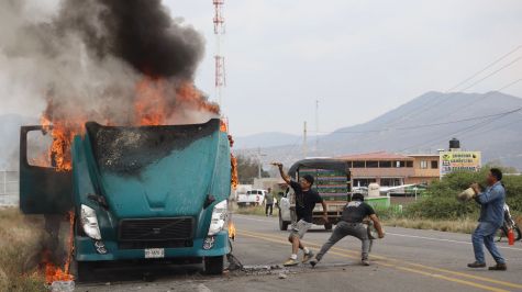 Al retirarse del bloqueo que mantenían sobre la carretera 190 en inmediaciones de la Villa de Mitla, profesores de la CNTE apedrearon e incendiaron un tráiler (Cuartoscuro)