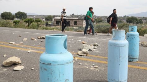 Al retirarse del bloqueo que mantenían sobre la carretera 190 en inmediaciones de la Villa de Mitla, profesores de la CNTE apedrearon e incendiaron un tráiler (Cuartoscuro)