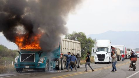 Al retirarse del bloqueo que mantenían sobre la carretera 190 en inmediaciones de la Villa de Mitla, profesores de la CNTE apedrearon e incendiaron un tráiler (Cuartoscuro)