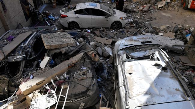 Se observan vehículos dañados tras un ataque aéreo israelí que tuvo como objetivo un apartamento en Choueifat, al sur de Beirut, Líbano. (EFE) Se observan vehículos dañados tras un ataque aéreo israelí que tuvo como objetivo un apartamento en Choueifat, al sur de Beirut, Líbano. (EFE)