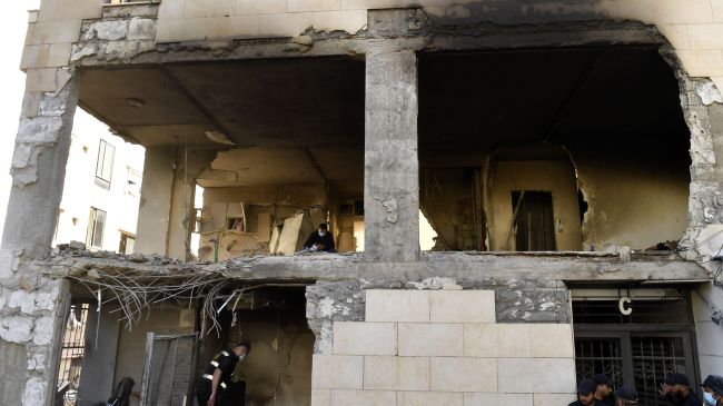 Miembros de Hezbolá inspeccionan un apartamento dañado en un ataque aéreo israelí en Choueifat, (EFE) Miembros de Hezbolá inspeccionan un apartamento dañado en un ataque aéreo israelí en Choueifat, (EFE)