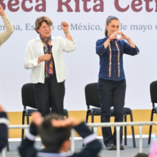 Este apoyo consiste en otorgar 2 mil 500 pesos anuales para la compra de útiles escolares y uniformes. Cortesía