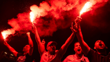 Miles de aficionados del PSG tomaron las calles de París tras la conquista de la Champions, aunque los festejos derivaron en disturbios y decenas de arrestos. EFE