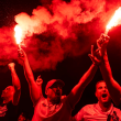 Miles de aficionados del PSG tomaron las calles de París tras la conquista de la Champions, aunque los festejos derivaron en disturbios y decenas de arrestos. EFE Miles de aficionados del PSG tomaron las calles de París tras la conquista de la Champions, aunque los festejos derivaron en disturbios y decenas de arrestos. EFE