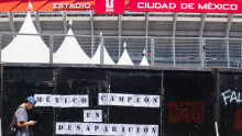 Familiares de personas desaparecidas colocaron fichas de búsqueda y mensajes de protesta en las inmediaciones del estadio que albergará la inauguración del Mundial 2026. Cuartoscuro