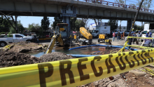 La ruptura de una tubería de 48 pulgadas provocó una fuerte fuga de agua en Santa Cruz Meyehualco, donde al menos 14 viviendas y comercios resultaron afectados. Cuartoscuro