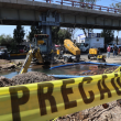 La ruptura de una tubería de 48 pulgadas provocó una fuerte fuga de agua en Santa Cruz Meyehualco, donde al menos 14 viviendas y comercios resultaron afectados. Cuartoscuro La ruptura de una tubería de 48 pulgadas provocó una fuerte fuga de agua en Santa Cruz Meyehualco, donde al menos 14 viviendas y comercios resultaron afectados. Cuartoscuro