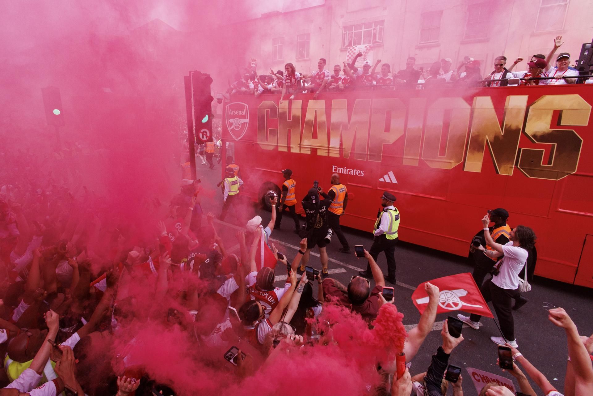 Apenas unas horas después de la amarga derrota en la final de la Liga de Campeones contra el Paris Saint Germain, la afición del Arsenal transformó la desilusión en una celebración sin precedentes