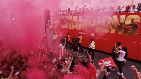 Apenas unas horas después de la amarga derrota en la final de la Liga de Campeones contra el Paris Saint Germain, la afición del Arsenal transformó la desilusión en una celebración sin precedentes