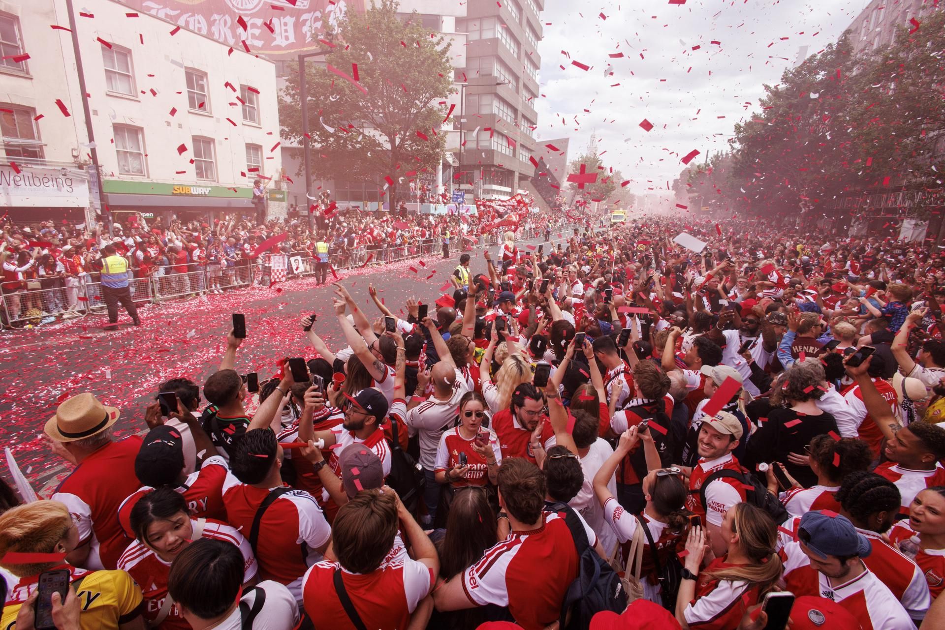 En lo que se considera quizás el desfile más grande en la historia del fútbol inglés