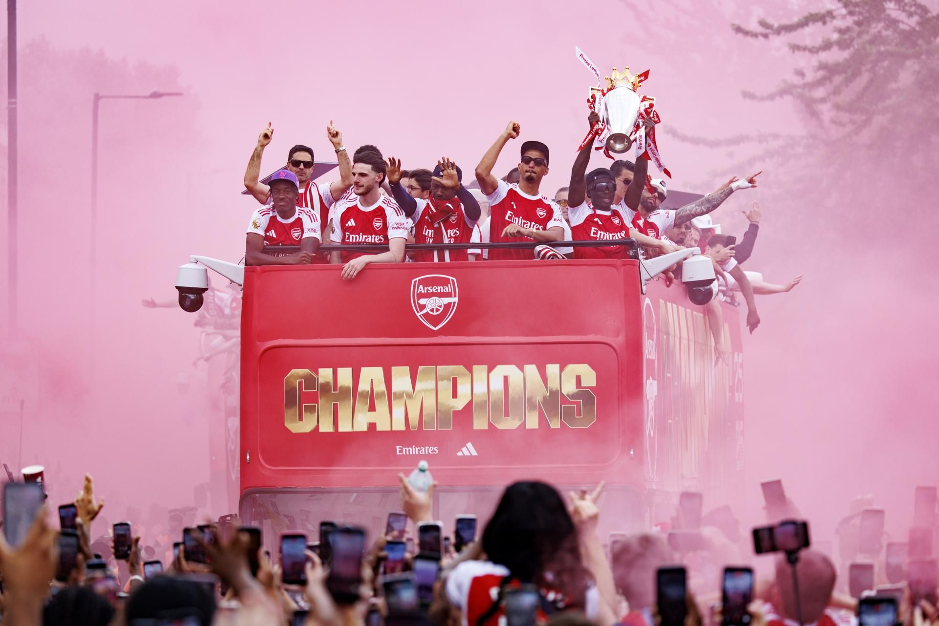 Las calles del norte de Londres se tiñeron de rojo para glorificar la primera Premier League conquistada por el club en más de dos décadas