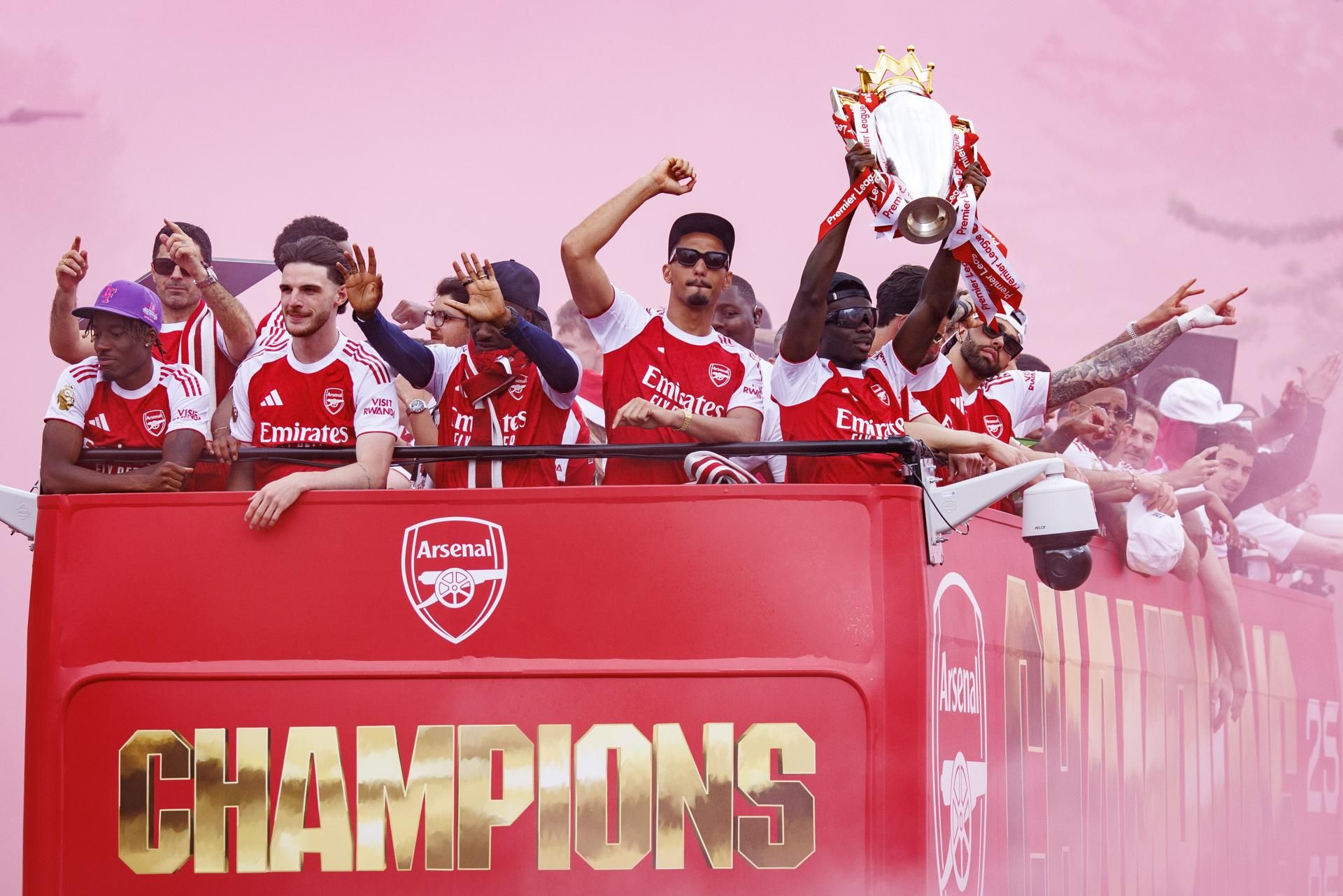 El área circundante al Emirates Stadium se convirtió en una marea roja que atrajo a cerca de un millón de personas