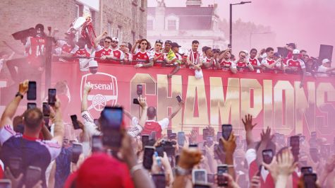 Apenas unas horas después de la amarga derrota en la final de la Liga de Campeones contra el Paris Saint Germain, la afición del Arsenal transformó la desilusión en una celebración sin precedentes