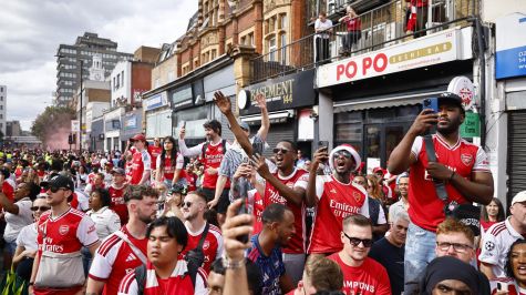 El desfile, que se extendió por ocho kilómetros a través de los barrios de Highbury, Islington y Angel, sirvió para rendir tributo a las figuras clave del proyecto