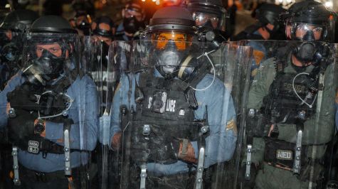 Esta protesta atrajo a diversos grupos, generando momentos de alta fricción entre manifestantes opuestos a las políticas migratorias del expresidente Donald Trump