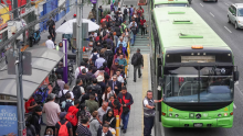 Filas de usuarios y unidades de RTP saturadas marcaron la jornada en la Línea 2 del Metro debido al cierre temporal de estaciones por obras rumbo al Mundial 2026. Cuartoscuro