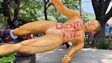 Maestros de la CNTE derribaron una figura monumental instalada rumbo al Mundial 2026 durante una protesta realizada sobre Paseo de la Reforma. Redes sociales