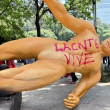 Maestros de la CNTE derribaron una figura monumental instalada rumbo al Mundial 2026 durante una protesta realizada sobre Paseo de la Reforma. Redes sociales Maestros de la CNTE derribaron una figura monumental instalada rumbo al Mundial 2026 durante una protesta realizada sobre Paseo de la Reforma. Redes sociales