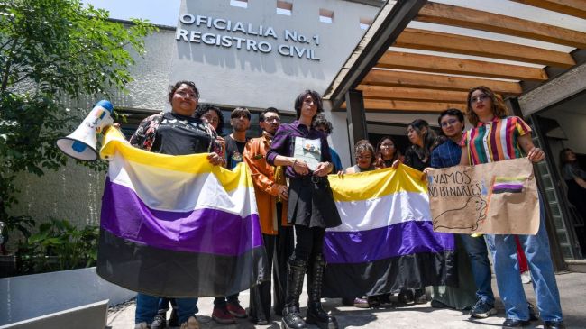 Dany se convirtió en la primera persona no binaria reconocida en el Estado de México. Foto Cuarto Oscuro
