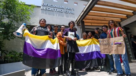 Dany se convirtió en la primera persona no binaria reconocida en el Estado de México. Foto Cuarto Oscuro