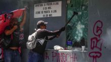 CNTE vandaliza fachada de la SEP durante protesta en avenida Universidad