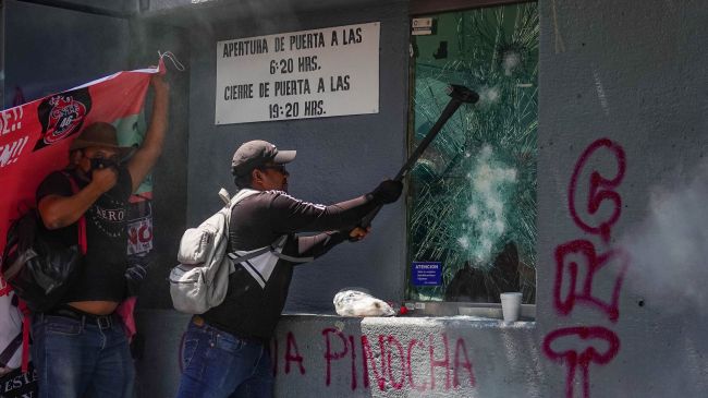 Integrantes de la Coordinadora Nacional de Trabajores de la Educación (CNTE), en su mayoría de la sección 9, realizaron una protesta frente a las oficinas de la Secretaria de Educación Pública (SEP), ubicadas sobr Integrantes de la Coordinadora Nacional de Trabajores de la Educación (CNTE), en su mayoría de la sección 9, realizaron una protesta frente a las oficinas de la Secretaria de Educación Pública (SEP), ubicadas sobr