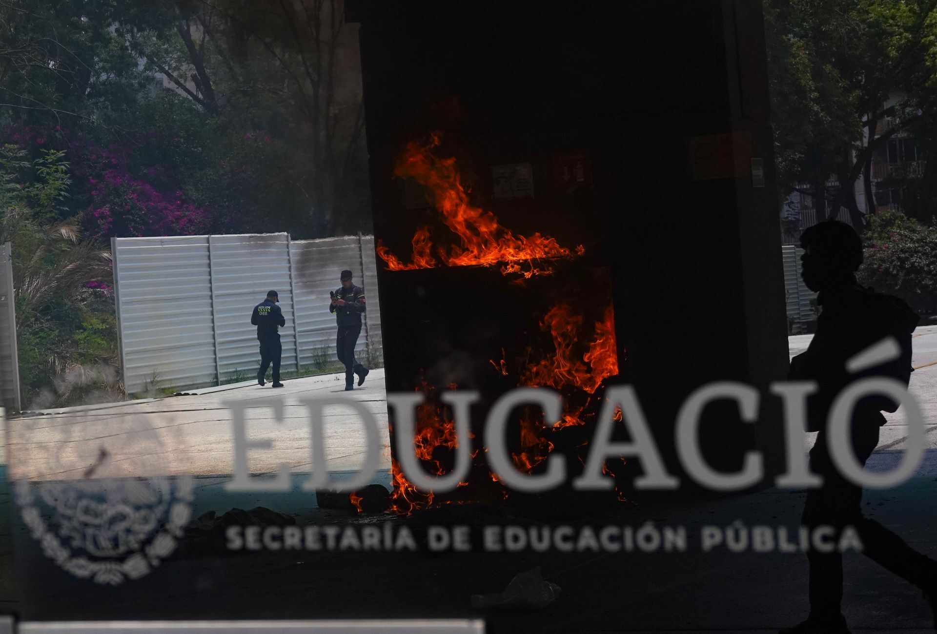 Sujetos embozados prendieron fuego a mobiliario al interior de las instalaciones. Cuartoscuro