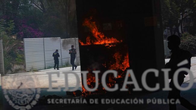Sujetos embozados prendieron fuego a mobiliario al interior de las instalaciones. Cuartoscuro
