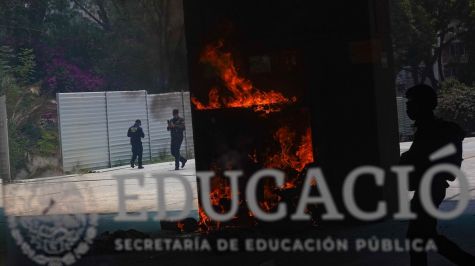 Sujetos embozados prendieron fuego a mobiliario al interior de las instalaciones. Cuartoscuro
