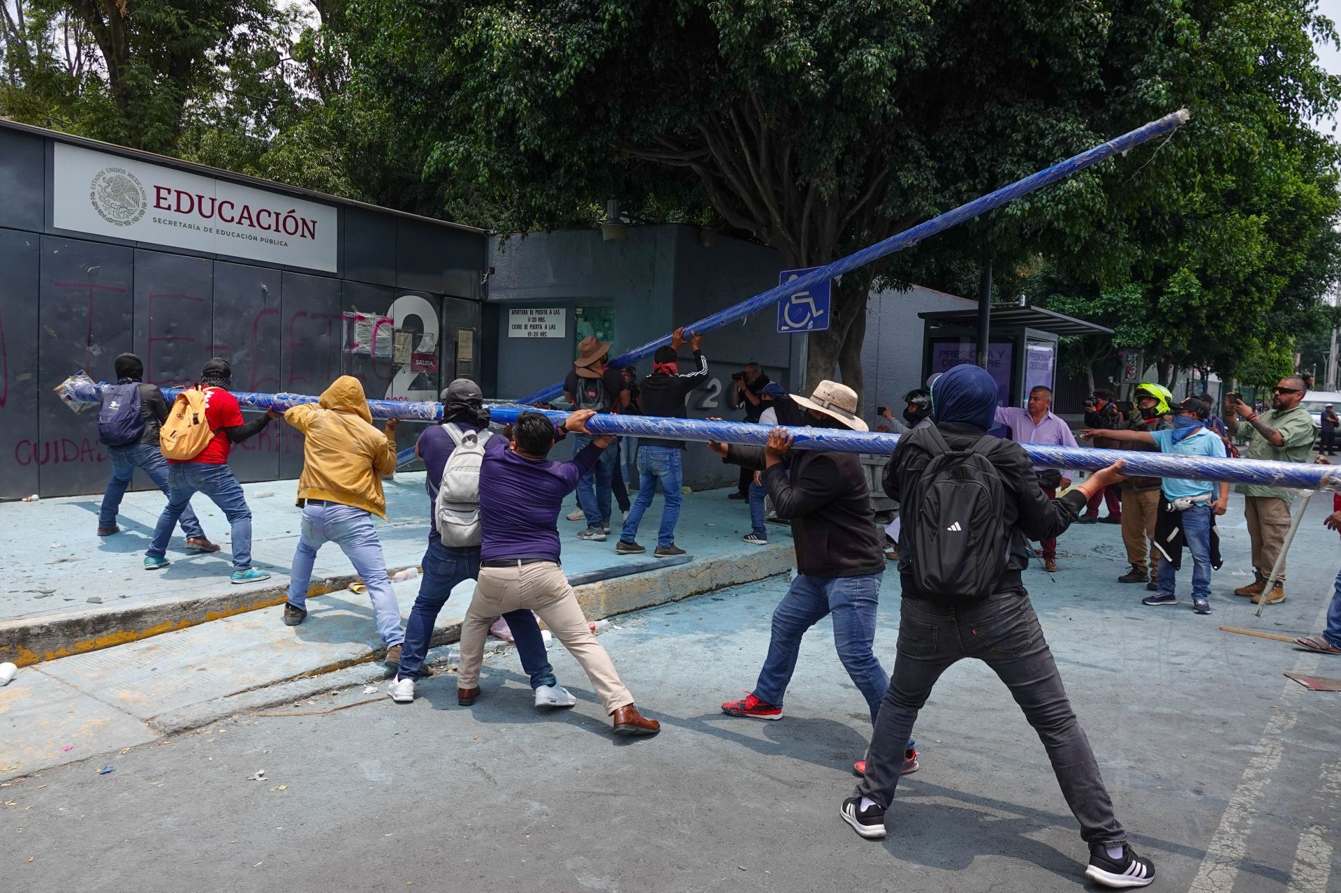 Los sujetos utilizaron mobiliario urbano para tumbar las rejas y así poder ingresar al recinto. Cuartoscuro