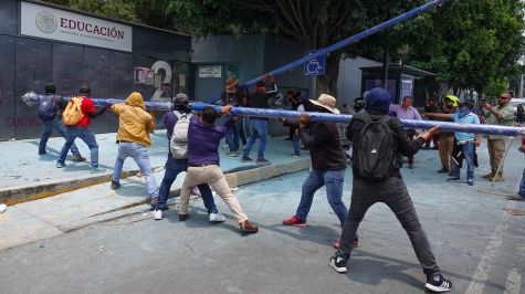 Los sujetos utilizaron mobiliario urbano para tumbar las rejas y así poder ingresar al recinto. Cuartoscuro