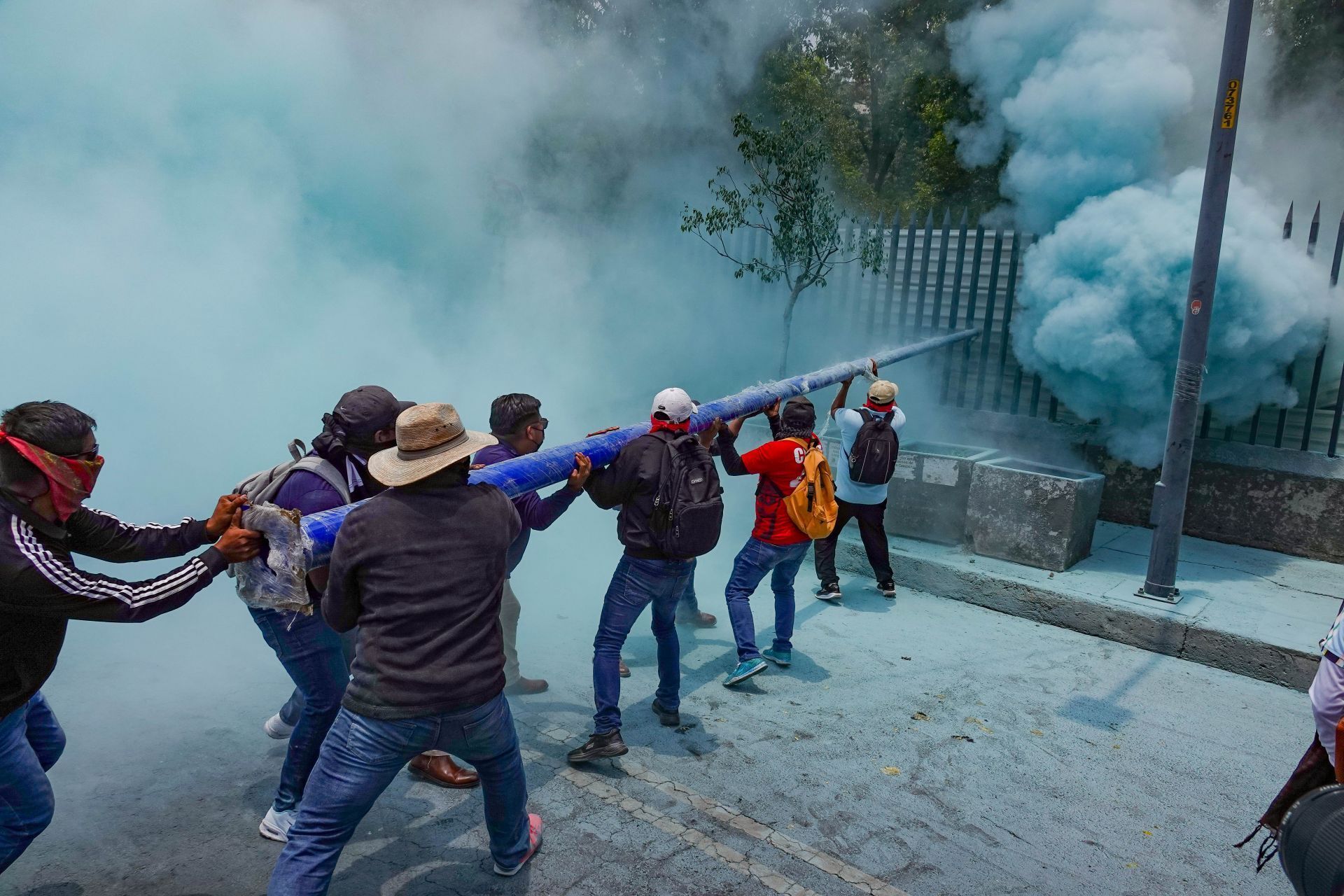 Autoridades intentaron contener a los manifestantes, sin resultados. Cuartoscuro