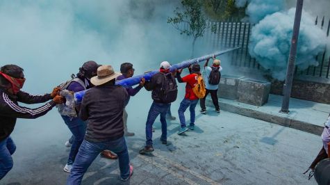 Autoridades intentaron contener a los manifestantes, sin resultados. Cuartoscuro