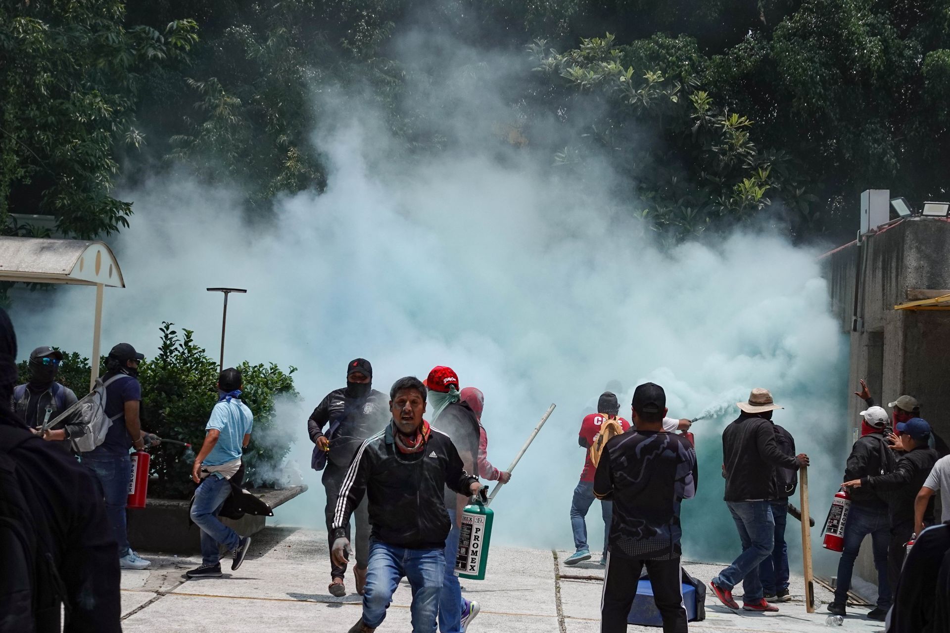 Los sindicalistas irrumpieron con palos, tubos y otras armas contundentes. Cuartoscuro